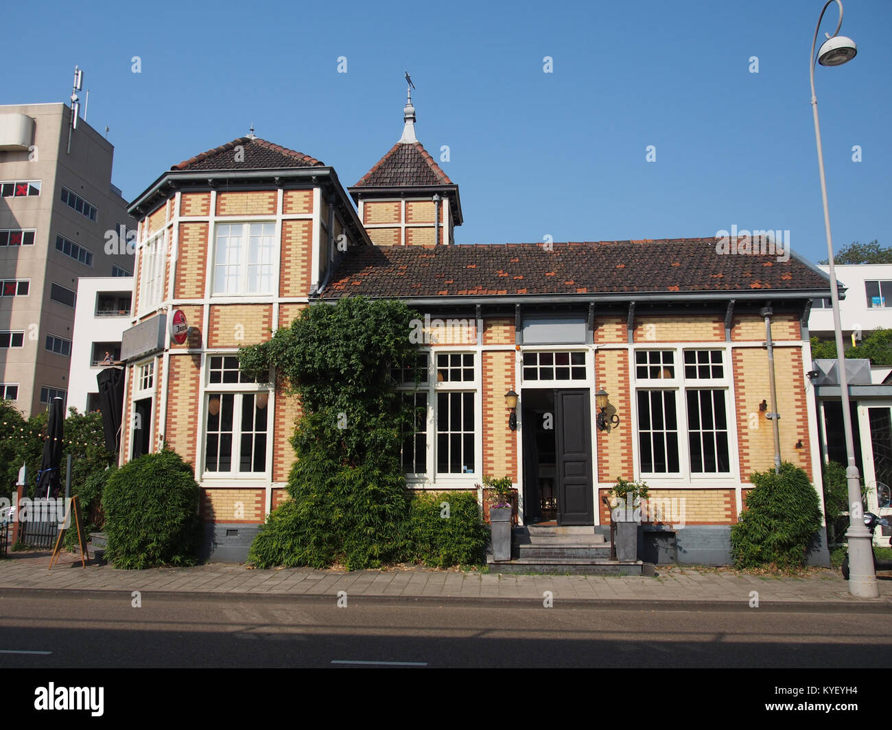 Ein Foto, das am Cruquiusweg 9 aufgenommen wurde und einen bestimmten Moment in der urbanen Landschaft festhält. Dieses Bild ist Teil einer Sammlung, die den Bereich dokumentiert. Stockfoto