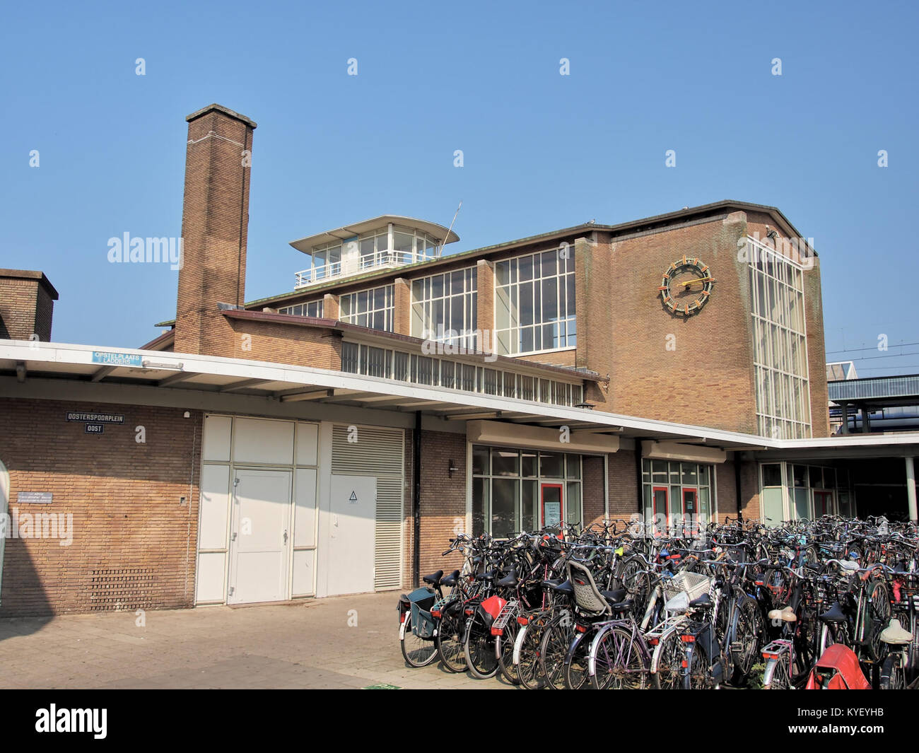 Foto von Muiderpoortstation und Oosterspoorplein in Amsterdam, das die historische und architektonische Bedeutung der Gegend zeigt. Stockfoto
