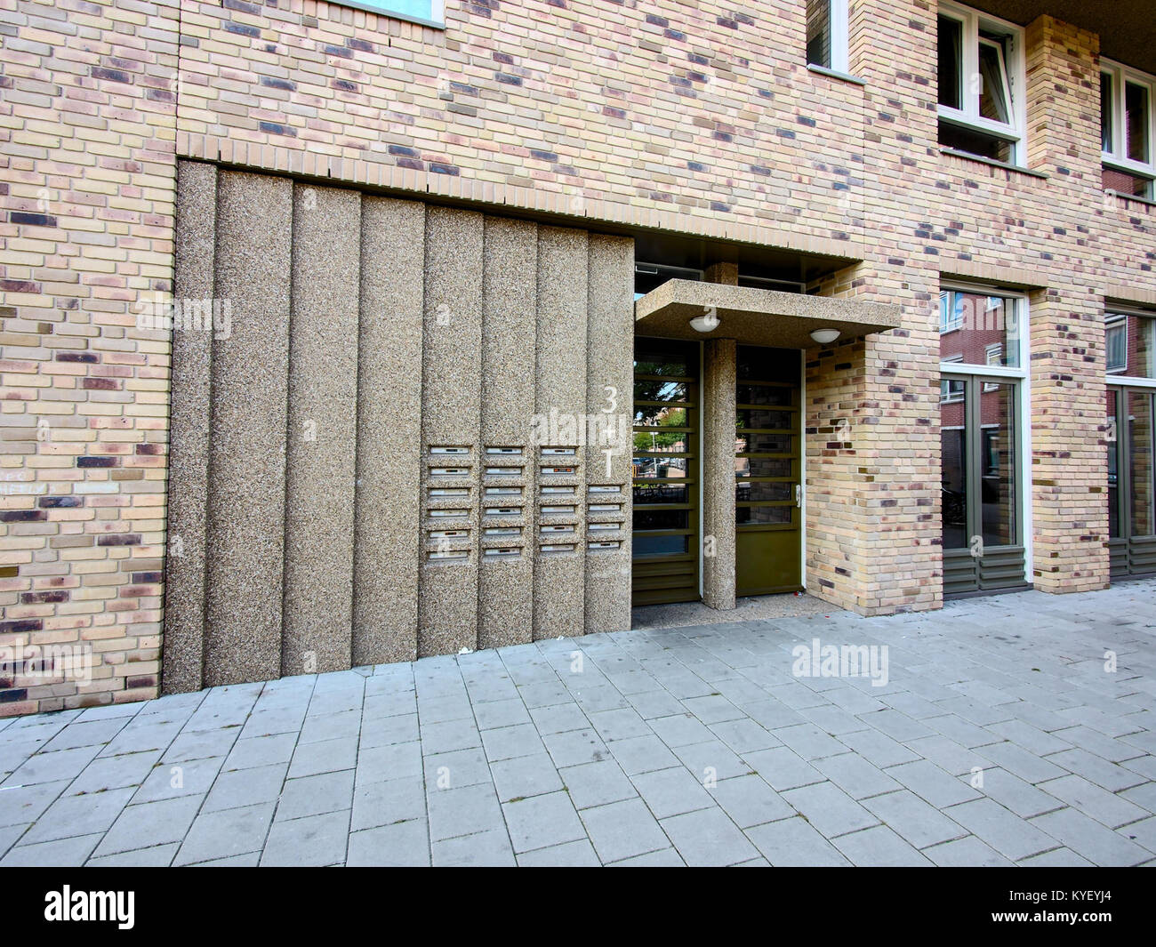 Ein Foto des de Smaragd-Gebäudes am Insulindeweg, das seinen architektonischen Stil und seine historische Bedeutung dokumentiert. Stockfoto