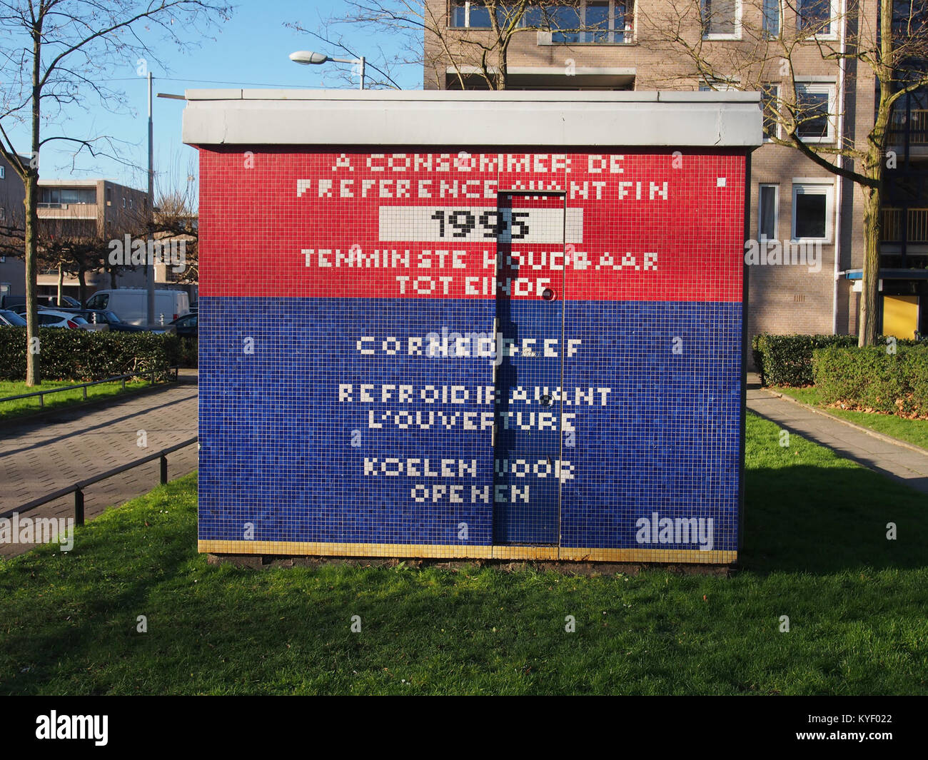 Eine Fotografie des Transformatorenhauses in Hildo Kropplein, die sein architektonisches Design und seine historische Bedeutung festlegt. Stockfoto