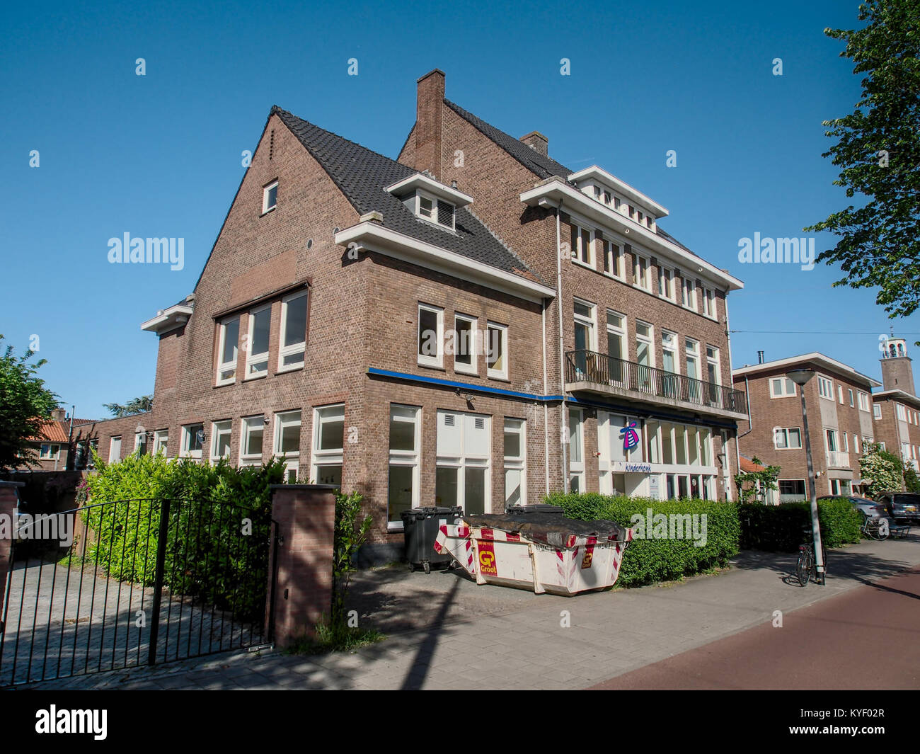 Ein historisches Foto des Gebäudes am Middenweg 90, das seine architektonischen Merkmale und seine Umgebung feststellt. Stockfoto