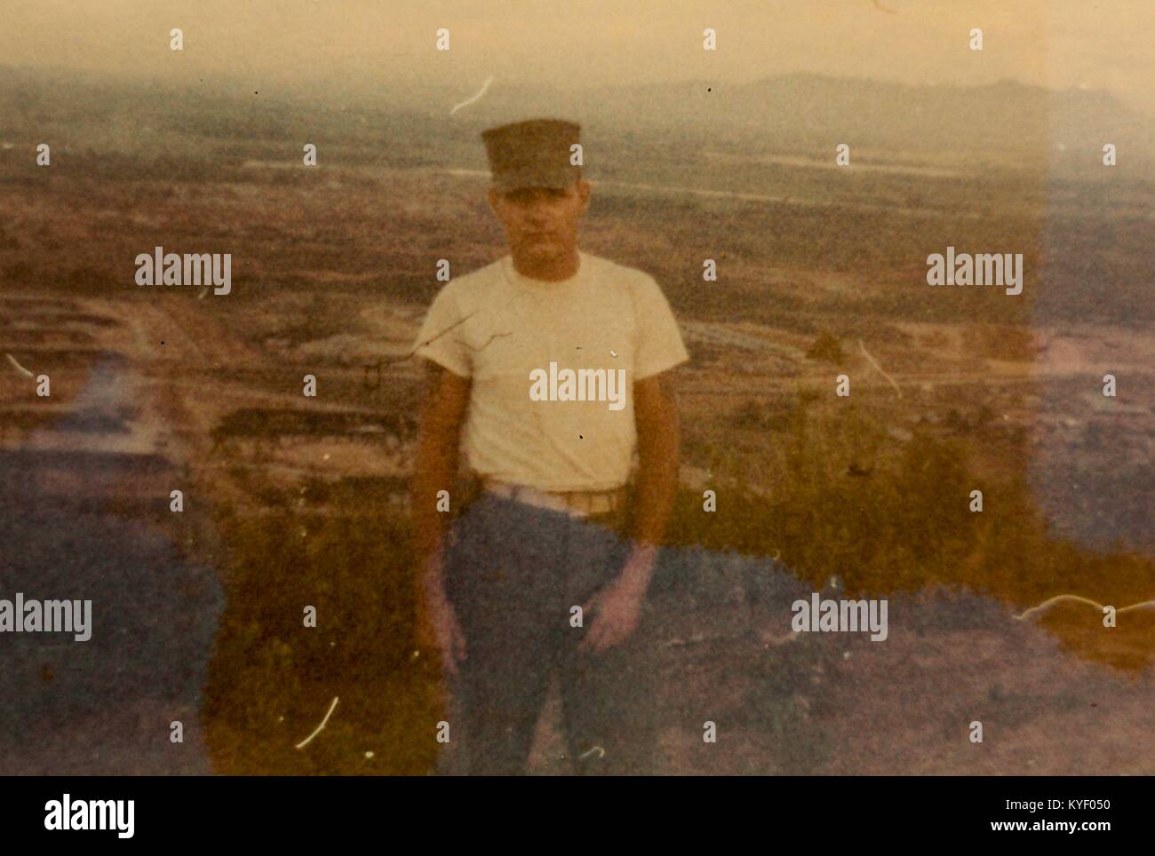Amerikanischer Soldat in Vietnam stehen in einem Feld mit einem neutralen Gesichtsausdruck, ein weißes Unterhemd und einheitliche Hut, während des Vietnam Krieges, 1968. () Stockfoto