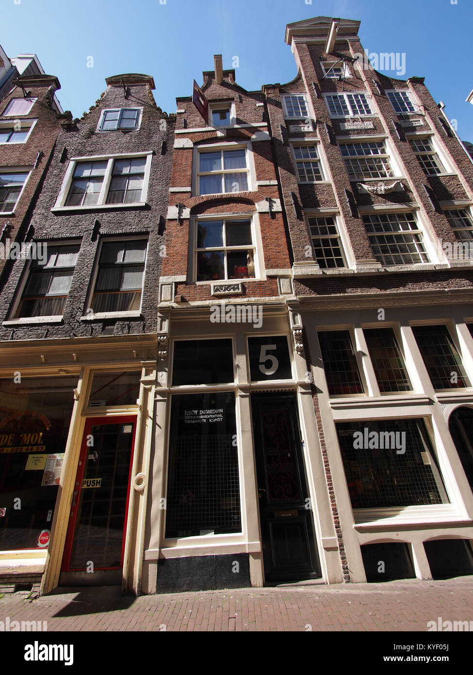 Ein Foto des Molsteeg, einem Standort in den Niederlanden. Das Bild erfasst die Straßenszene oder den Bereich und spiegelt die architektonische oder soziale Atmosphäre der Region wider. Stockfoto