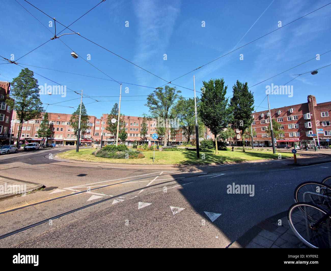 Foto des Hoofddorpplein in Amsterdam, das die historische Architektur und das Layout dieses berühmten Platzes zeigt. Stockfoto
