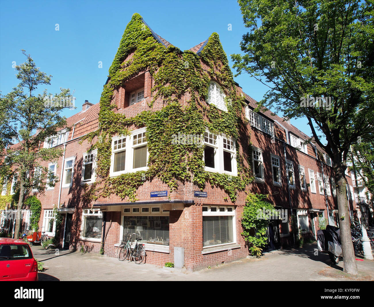 Historisches Foto von der Kreuzung Fraunhoferstraat und Linaeusparkweg, mit einem Schnappschuss des urbanen Lebens und der Architektur. Stockfoto
