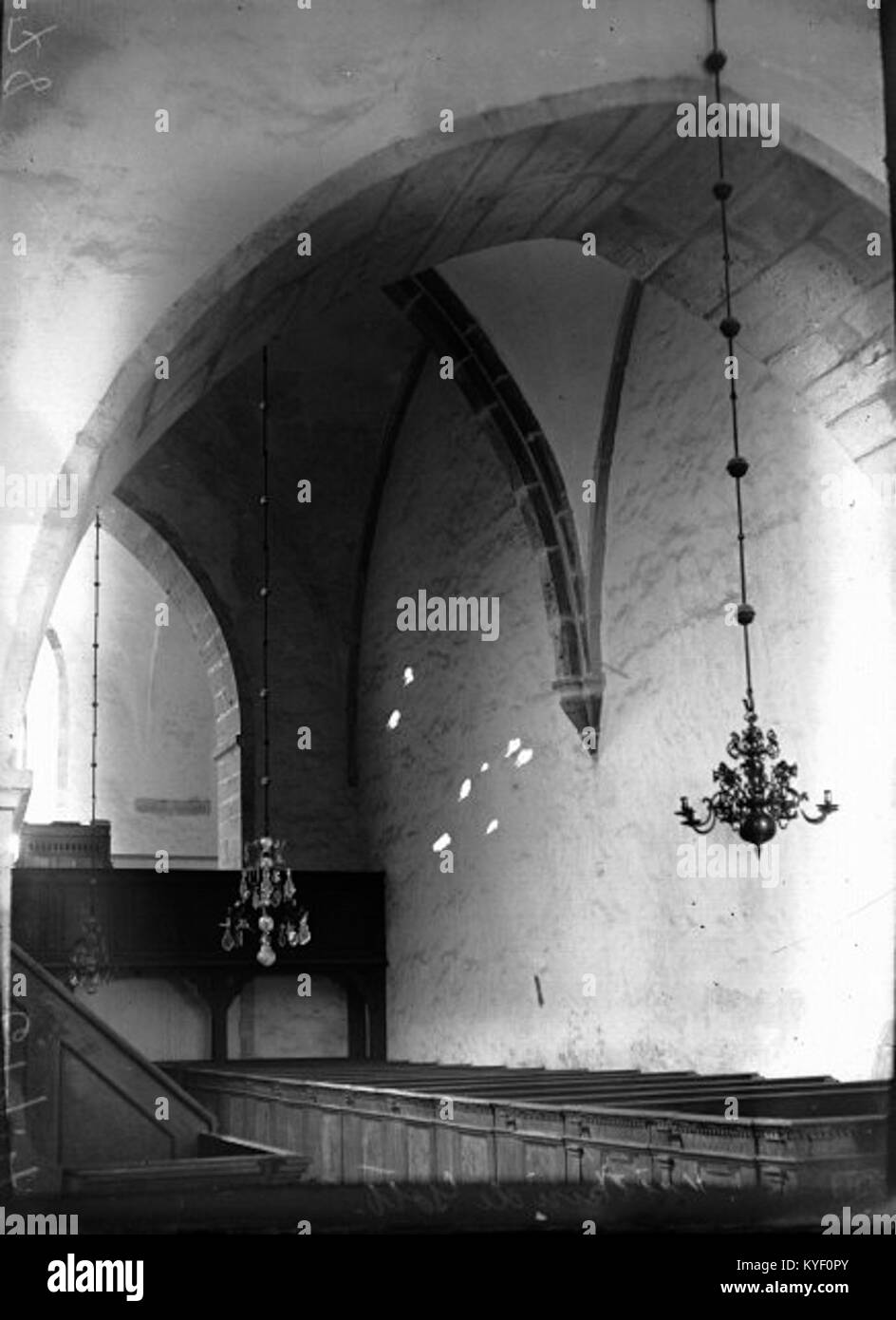 Die Väskinde-Kirche auf Gotland ist eine mittelalterliche Kirche, die romanische und gotische architektonische Elemente vereint. Es enthält dekorative Steinschnitzereien und gut erhaltene mittelalterliche Wandmalereien. Stockfoto