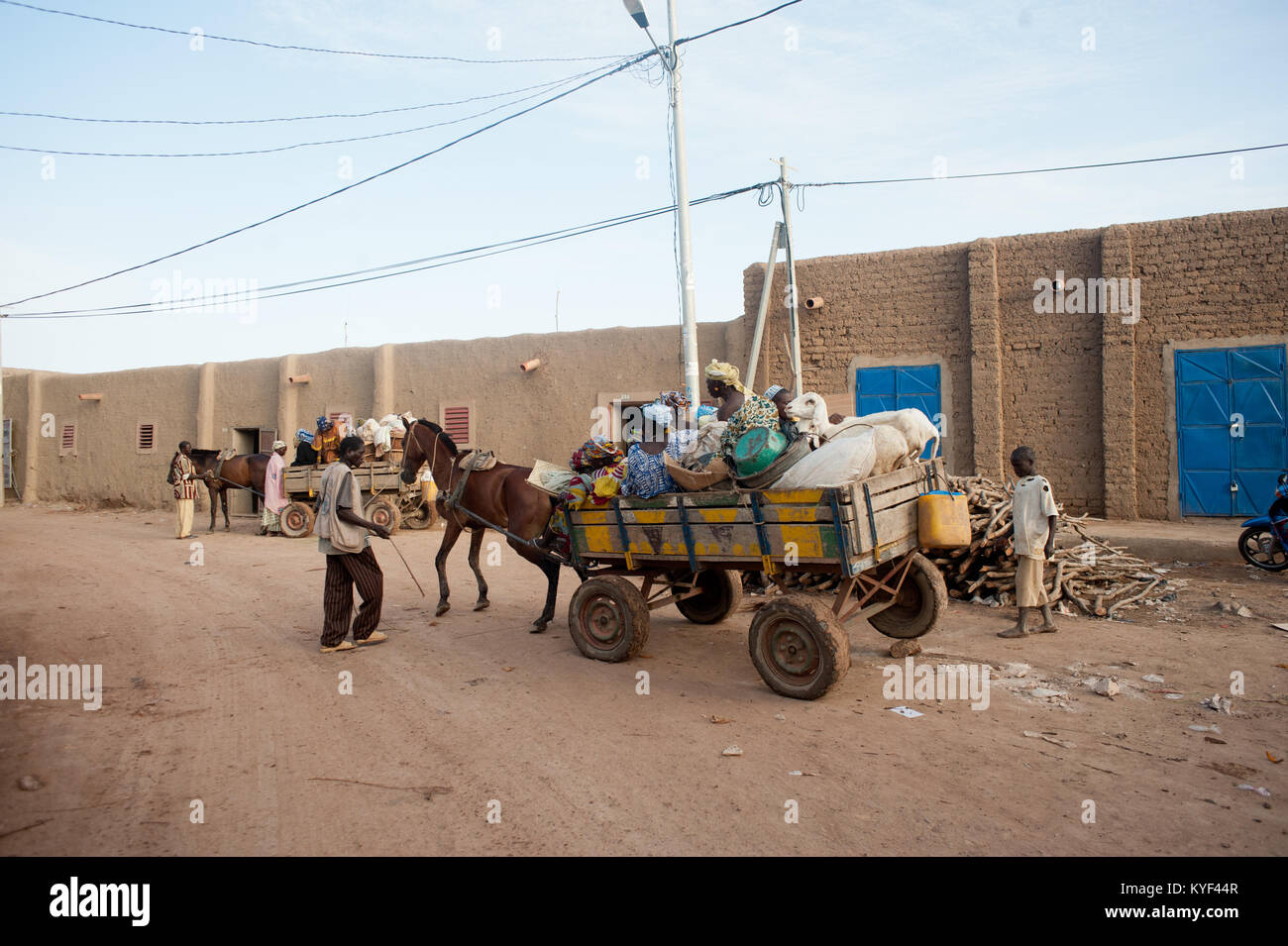 Mali, Afrika - Gruppe unterschiedlichen Alters mit Lebensmitteln ist eine wichtige Aktivität in einem afrikanischen Dorf wie Djenne Stockfoto