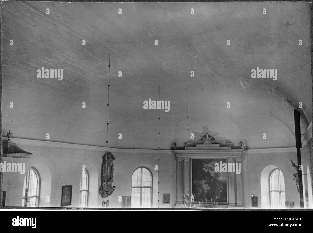 Die Västrums-Kirche (ehemals Gladhammars-Kapelle) in Schweden ist im Stil des späten 18. Jahrhunderts aus Stein gebaut, mit einem bescheidenen Turm und einer ländlichen Kirchhof-Umgebung, die die Architektur der kleinen Pfarrkirche veranschaulicht. Stockfoto