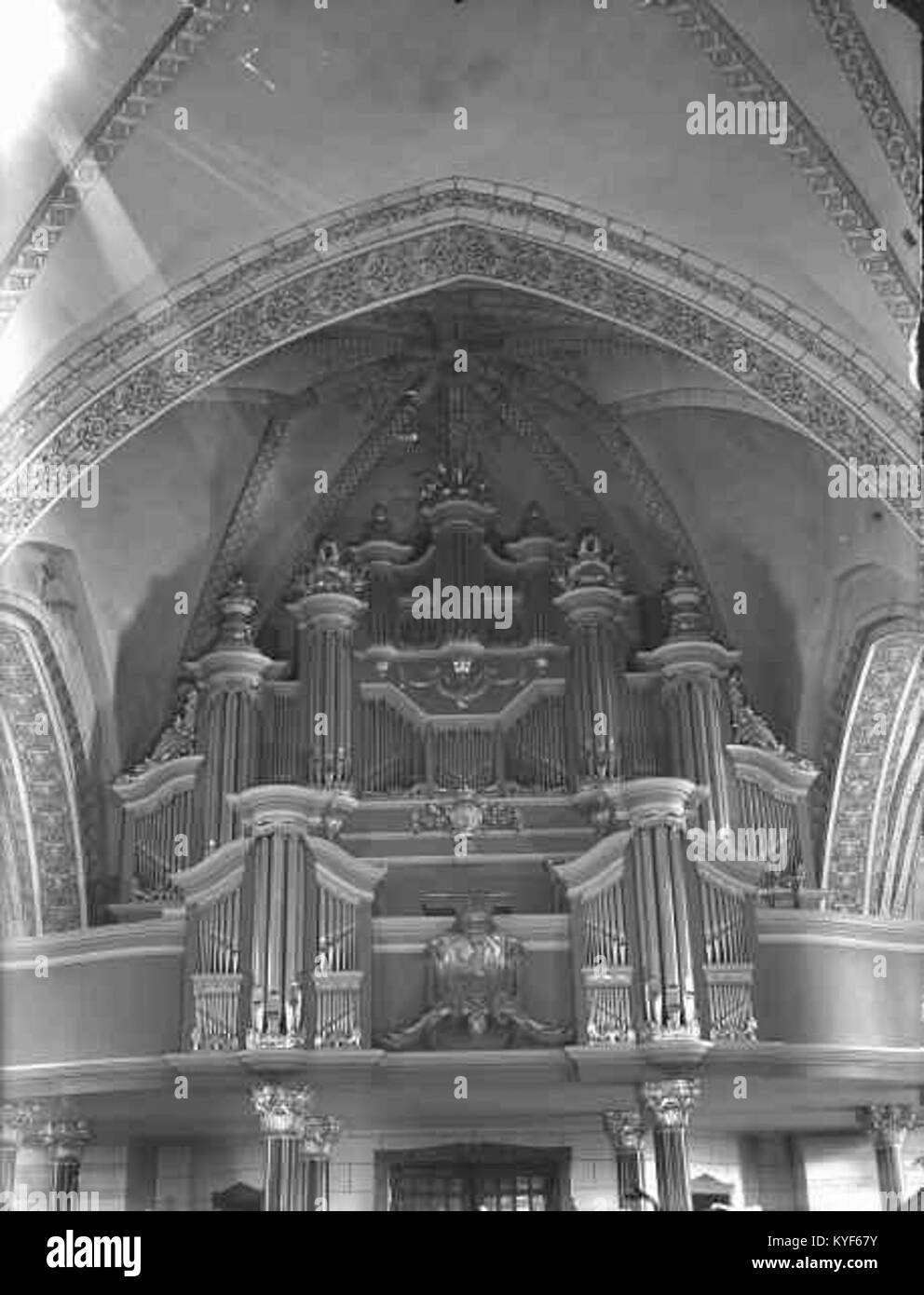 Die Kathedrale von Växjö in Växjö, Schweden, ist eine historische Kirche, deren Ursprünge bis ins 12. Jahrhundert zurückreichen. Das heutige Gebäude enthält Elemente aus verschiedenen Epochen, darunter einen Chor aus dem 13. Jahrhundert und einen Turm aus dem 15. Jahrhundert. Die Kathedrale hat eine Hallenkirche mit einem Kirchenschiff und gleichhohen Gängen. Zu den bemerkenswerten Elementen im Inneren gehören mittelalterliche Gewölbe, Buntglasfenster und ein Altar aus dem 20. Jahrhundert. In der Kathedrale befinden sich auch ein Carillon und mehrere Orgeln. Stockfoto