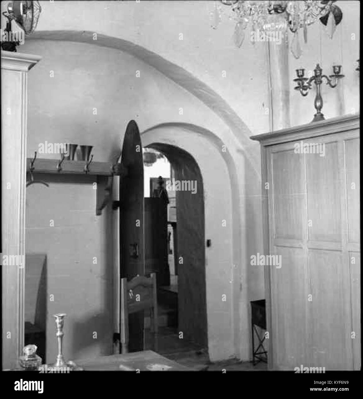 Die Kirche Vårdinge in Södermanland, Schweden, ist eine historische Steinkirche, die im 13. Jahrhundert erbaut wurde. Es verbindet romanische und gotische Stile und enthält mittelalterliche Fresken. Stockfoto