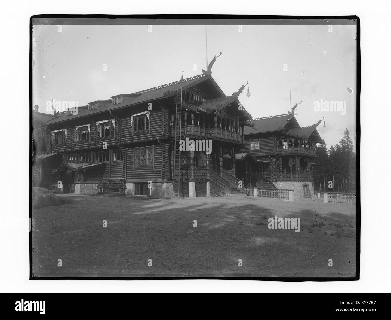 Das Turisthotellet in Holmenkollen, Norwegen, ist ein historisches Berghotel, das für seine unverwechselbare Holzarchitektur und den Panoramablick bekannt ist. Es ist ein bemerkenswertes Wahrzeichen in der norwegischen Tourismusgeschichte. Stockfoto