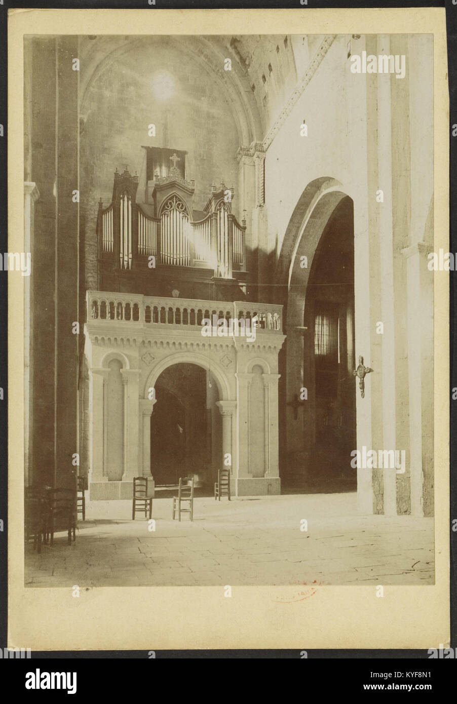 Die Kathedrale von Vaison-la-Romaine in Frankreich ist eine historische romanische Kirche, die für ihr architektonisches Design, ihre kulturelle Bedeutung und ihre Bedeutung als religiöses und regionales Wahrzeichen bekannt ist. Stockfoto