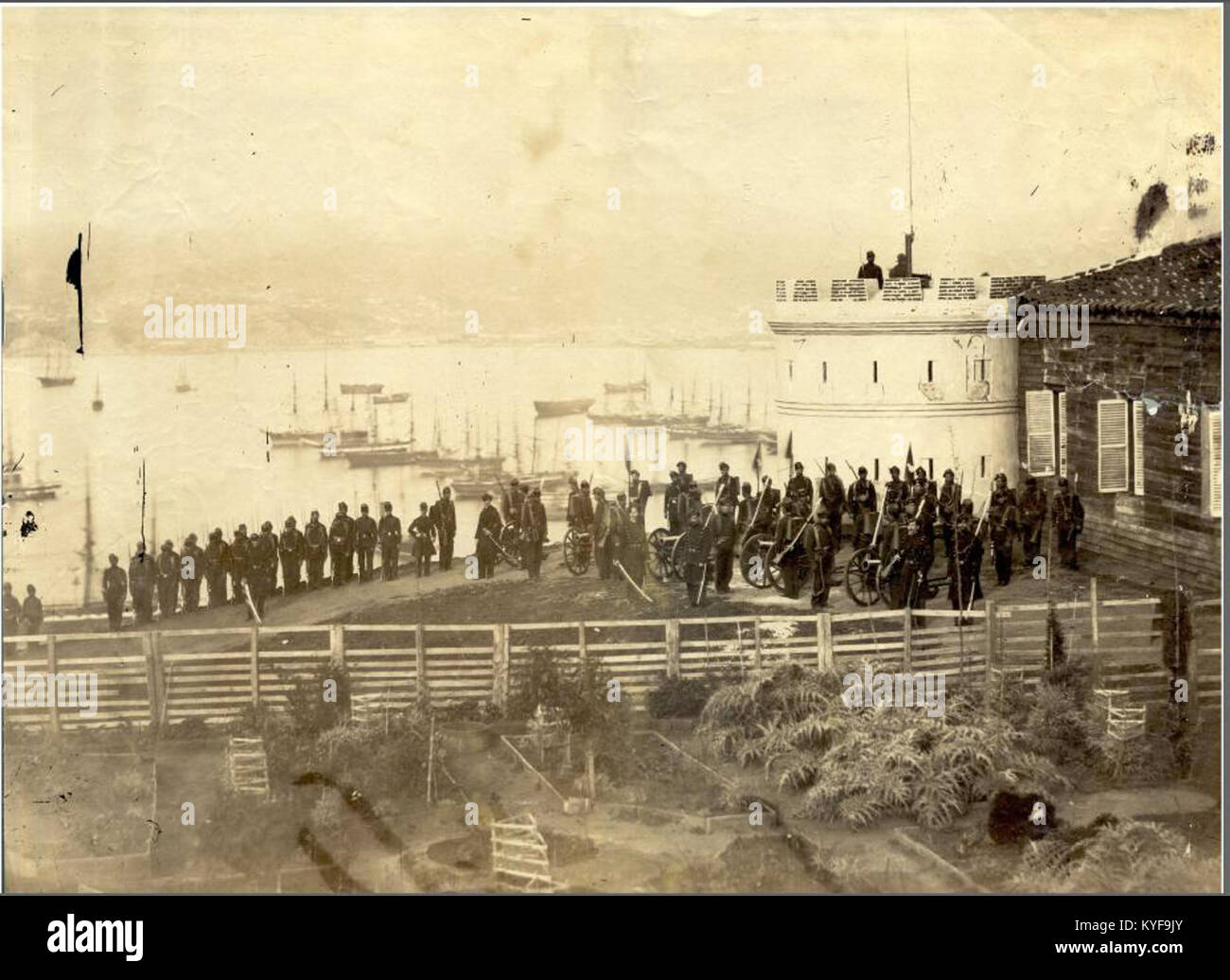 Rafael Castros Gemälde aus dem Jahr 1863 zeigt eine Szene in Valparaíso, Chile, die den Artilleriehügel (Cerro Artillería) hervorhebt. Es ist eine wichtige historische Darstellung der Landschaft der Stadt aus dem 19. Jahrhundert. Stockfoto