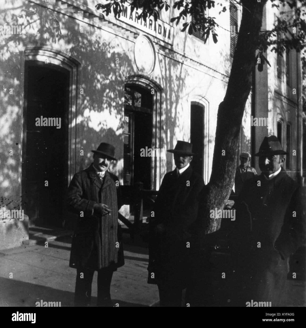 Dieses historische Foto zeigt einen ungarischen Bahnhof, der in der Sammlung Fortepan aufgenommen wurde. Er zeigt die Architektur des Bahnhofs und seine Rolle in der Verkehrsgeschichte Ungarns während des 20. Jahrhunderts. Stockfoto
