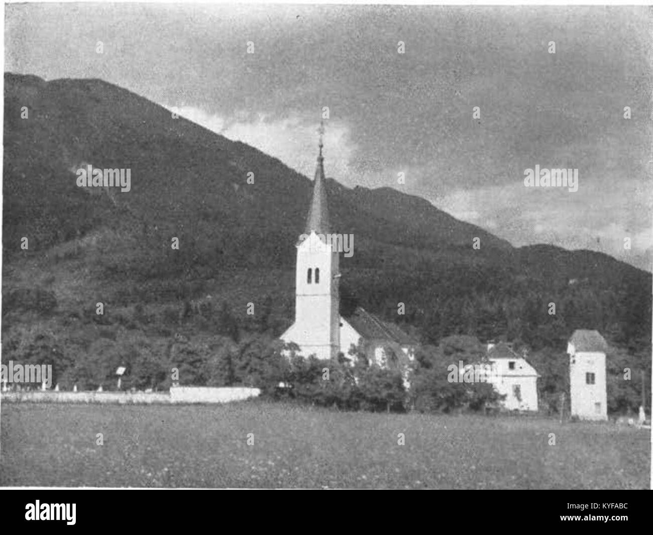 Eine Fotografie aus dem Jahr 1940, die eine Krise in der Region Vas mit einer bemerkenswerten Kulisse des Kokovnica-Berges darstellt, die die angespannte Atmosphäre der damaligen Zeit unterstreicht. Stockfoto