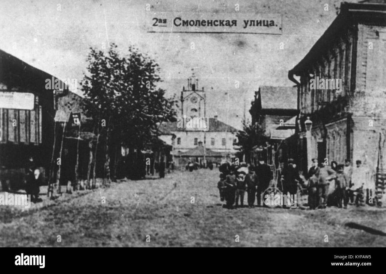 Der Titel bezieht sich auf die Stadt Wyalizh (Weißrussland) in der Region Smolensk mit einem Datumsbereich von 1901 bis 1918. Das Bild zeigt wahrscheinlich eine Straßenszene oder Stadtszene von Wyalizh im Smolensk-Gebiet während des frühen 20. Jahrhunderts, unter dem Russischen Reich. Sie spiegelt das städtische oder ländliche Leben, die Architektur und die Straßenlandschaft dieser Zeit wider. Stockfoto