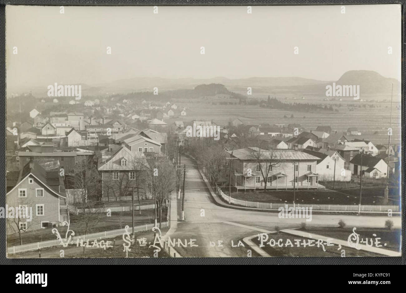 Diese Postkarte aus dem frühen 20. Jahrhundert zeigt das Dorf Sainte-Anne-de-la-Pocatière in Quebec, Kanada, und erfasst seine ländliche Grundrisse entlang des St. Lawrence River und die historische bebaute Umgebung. Stockfoto