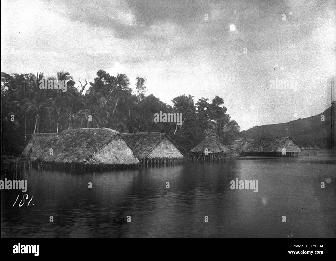 Blick auf das Dorf einschließlich Haufen Häuser und einen Men's Haus - Collectie stichting Nationaal Museum van Wereldculturen-TM -60012007 Stockfoto