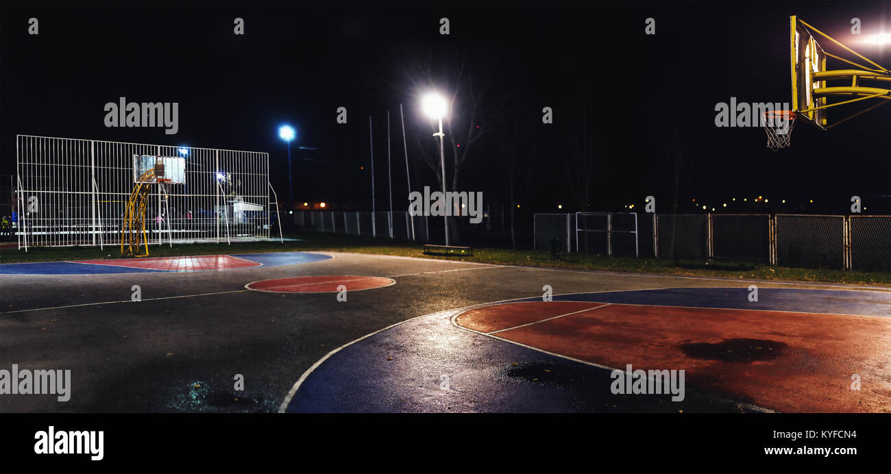 Street basketball Yard bei Nacht, outdoor Szene. Stockfoto