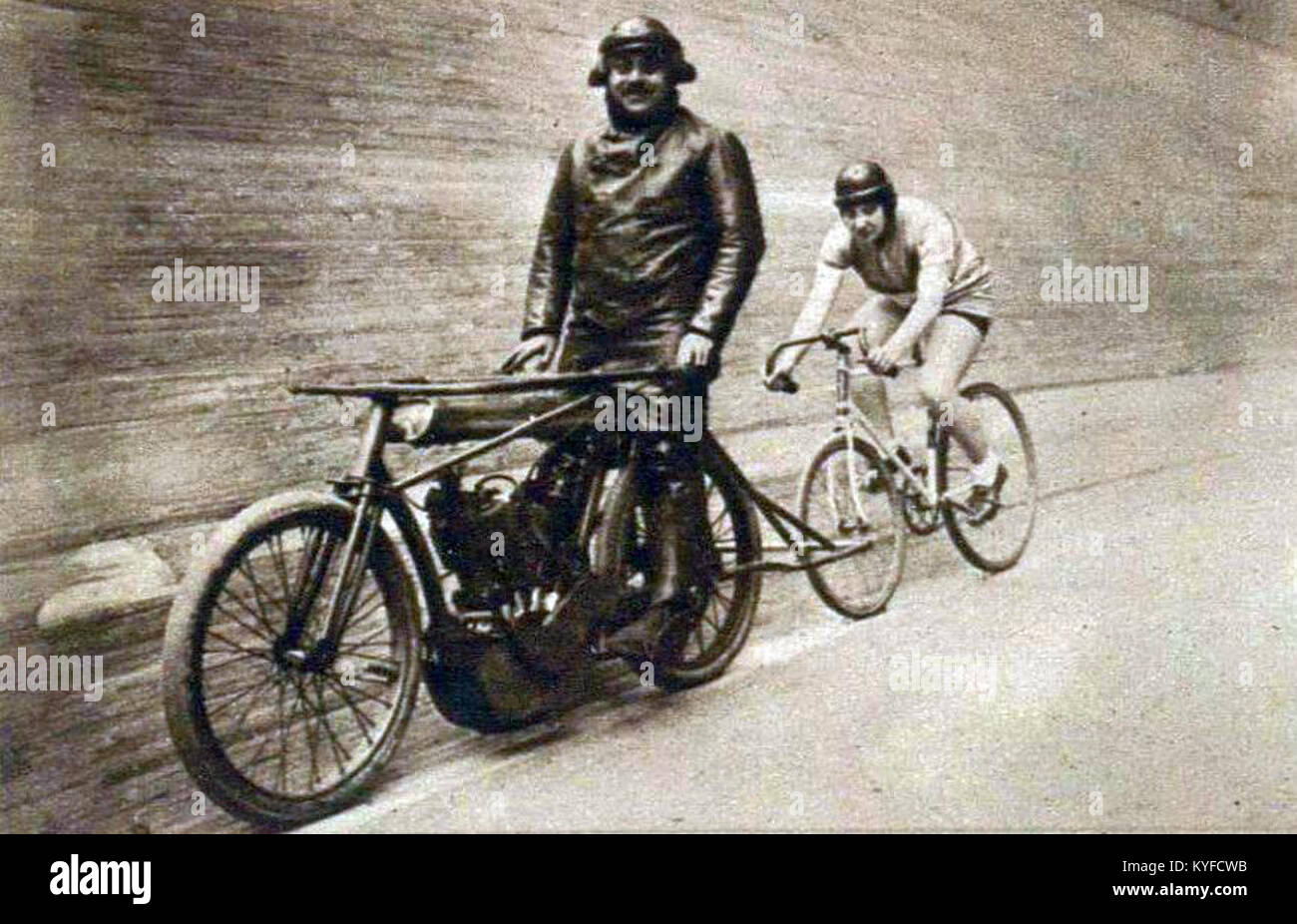 Foto der französischen Athletin Violette Morris am Vélodrome d’Hiver in Paris, Dezember 1924, die ihre Teilnahme an Sport- und Radsportkultur des frühen 20. Jahrhunderts zeigt. Stockfoto
