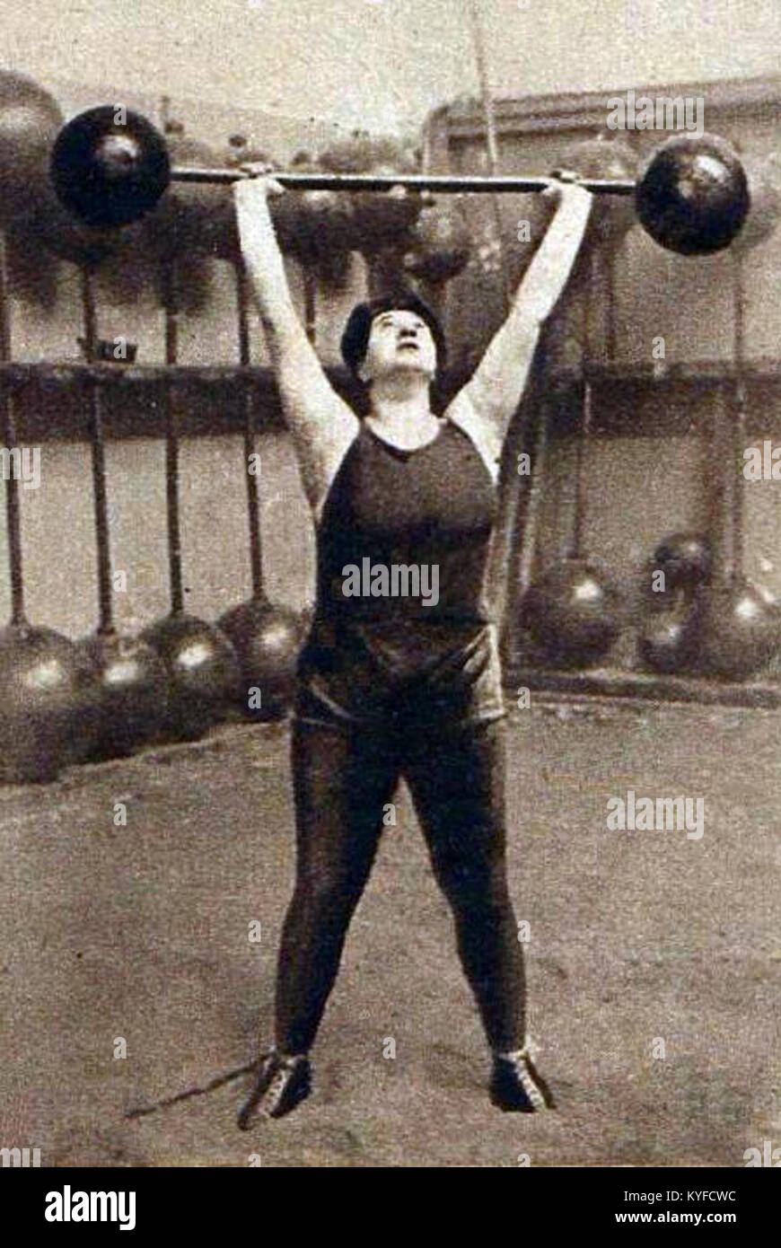 Violette Morris, fotografiert 1926, war eine französische Athletin, die für ihre Leistungen im Gewichtheben und in mehreren Sportdisziplinen bekannt war. Stockfoto