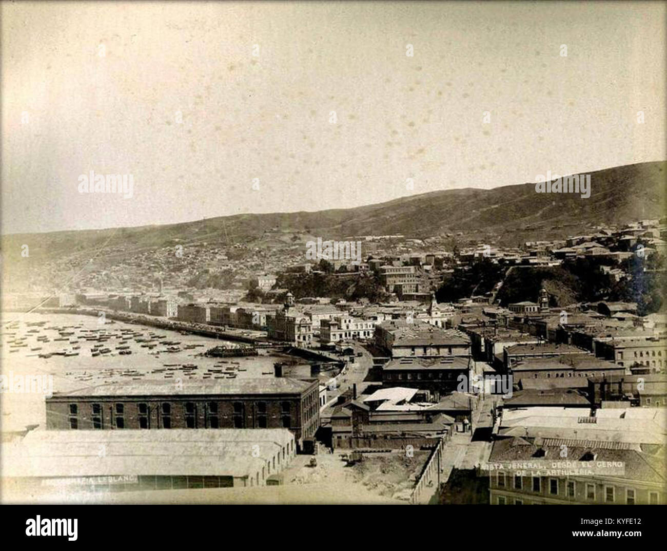 Panoramaaufnahme vom Cerro Artillería in Valparaíso, Chile, mit dem Hafen, Küstenstädten, Hügeln, und umliegende städtische Gebiete. Stockfoto