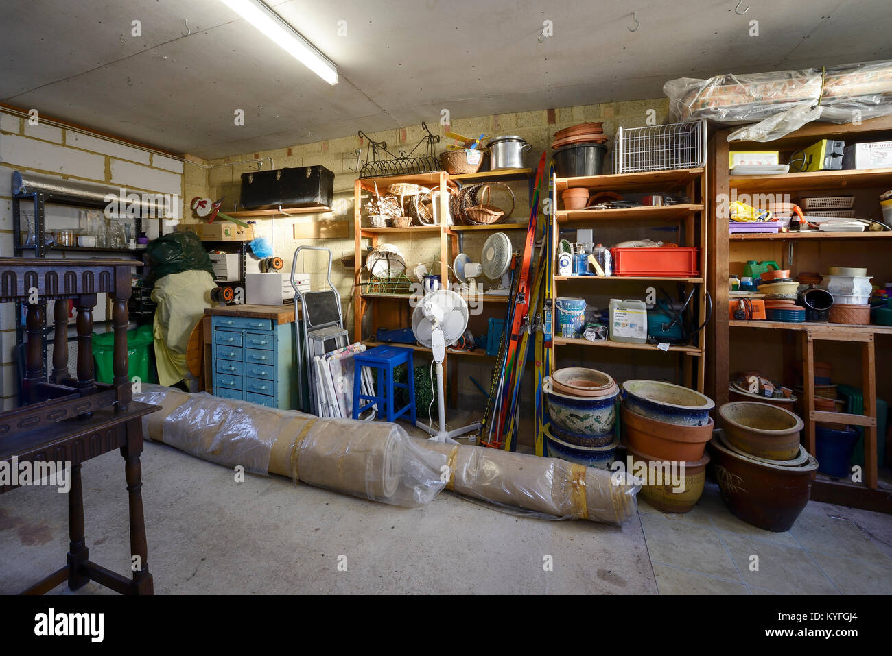 Innere der heimischen Garage mit Besitztümern gefüllt Stockfoto