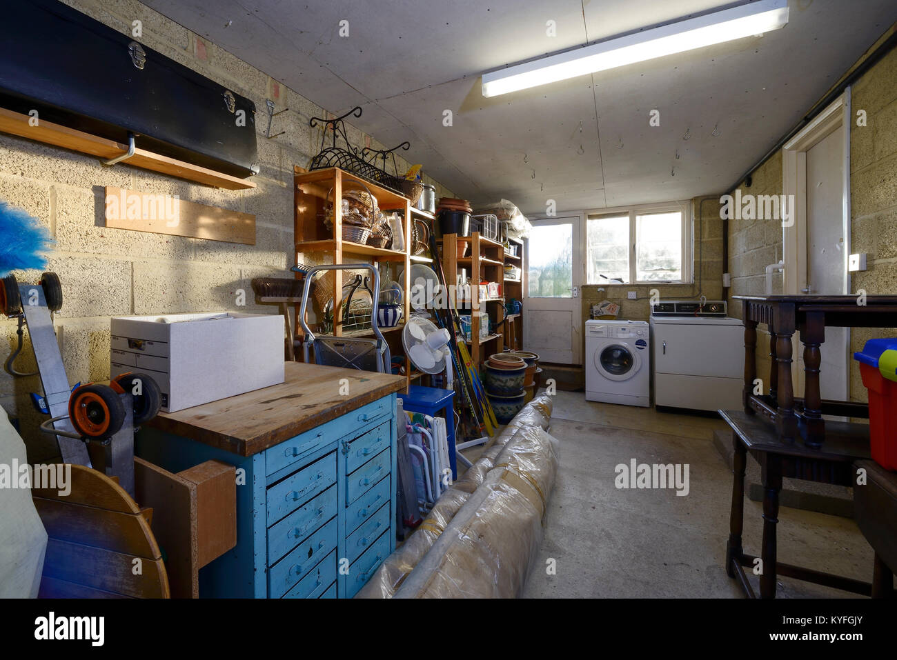 Innere der heimischen Garage mit Besitztümern gefüllt Stockfoto