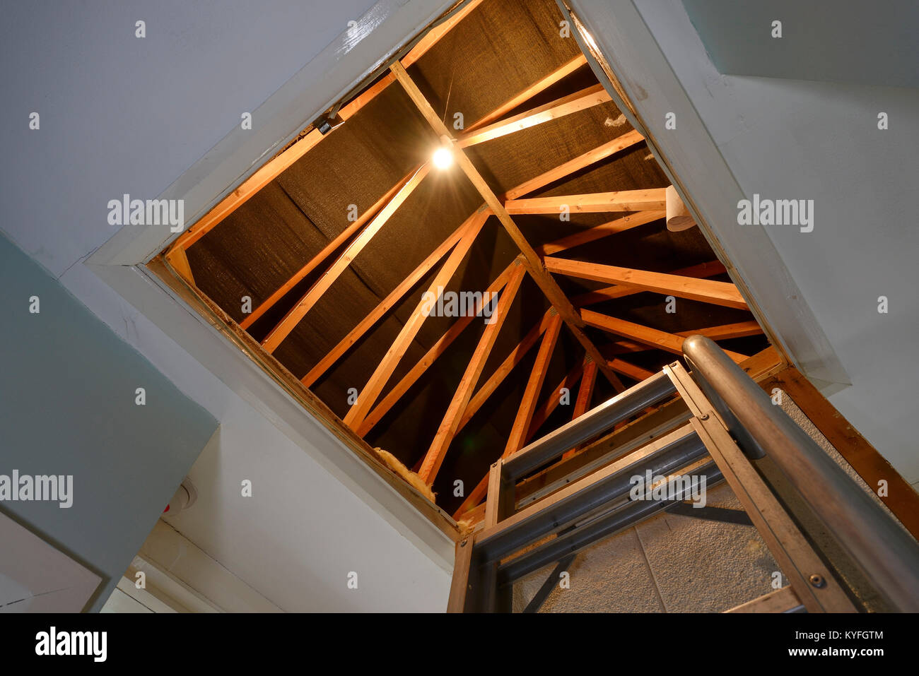 Auf der Suche nach oben durch den loft Luke in der Loft Stockfoto