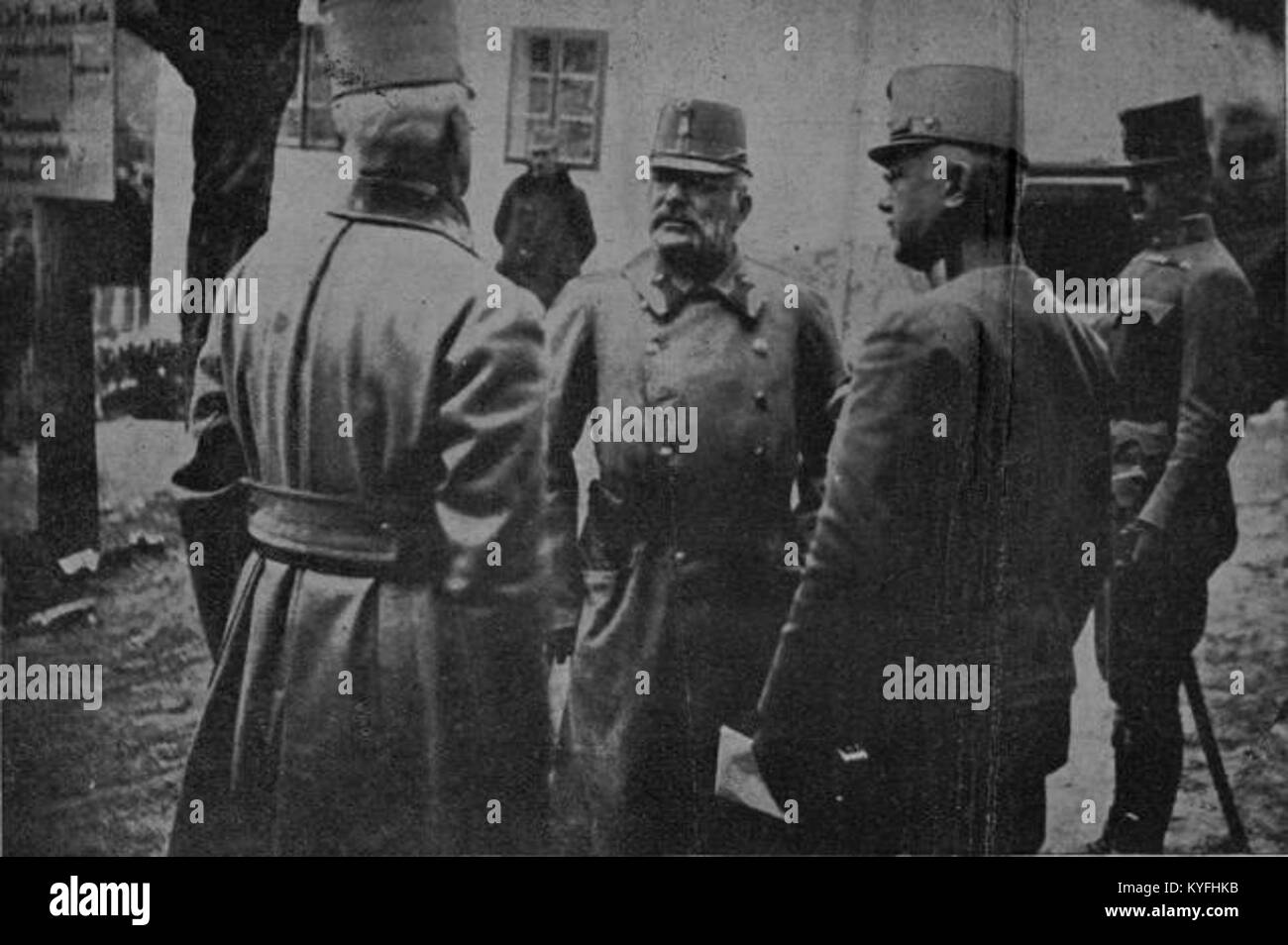 Dieses historische Foto zeigt Marschall Erzherzog Friedrich, Oberbefehlshaber der österreichisch-ungarischen Armee, an der italienischen Front während des Ersten Weltkriegs und hebt die militärische Führung und Kriegsbedingungen hervor. Stockfoto