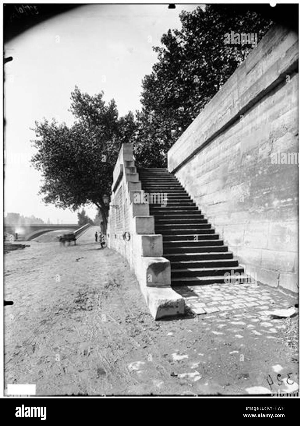 Dieses Bild zeigt einen Blick auf den Kai in Paris, insbesondere im 4. Arrondissement, und zeigt die architektonische Schönheit und das Erbe der Gegend. Es beleuchtet die berühmten Pariser Gebäude am Fluss und die städtische Landschaft entlang der seine. Stockfoto