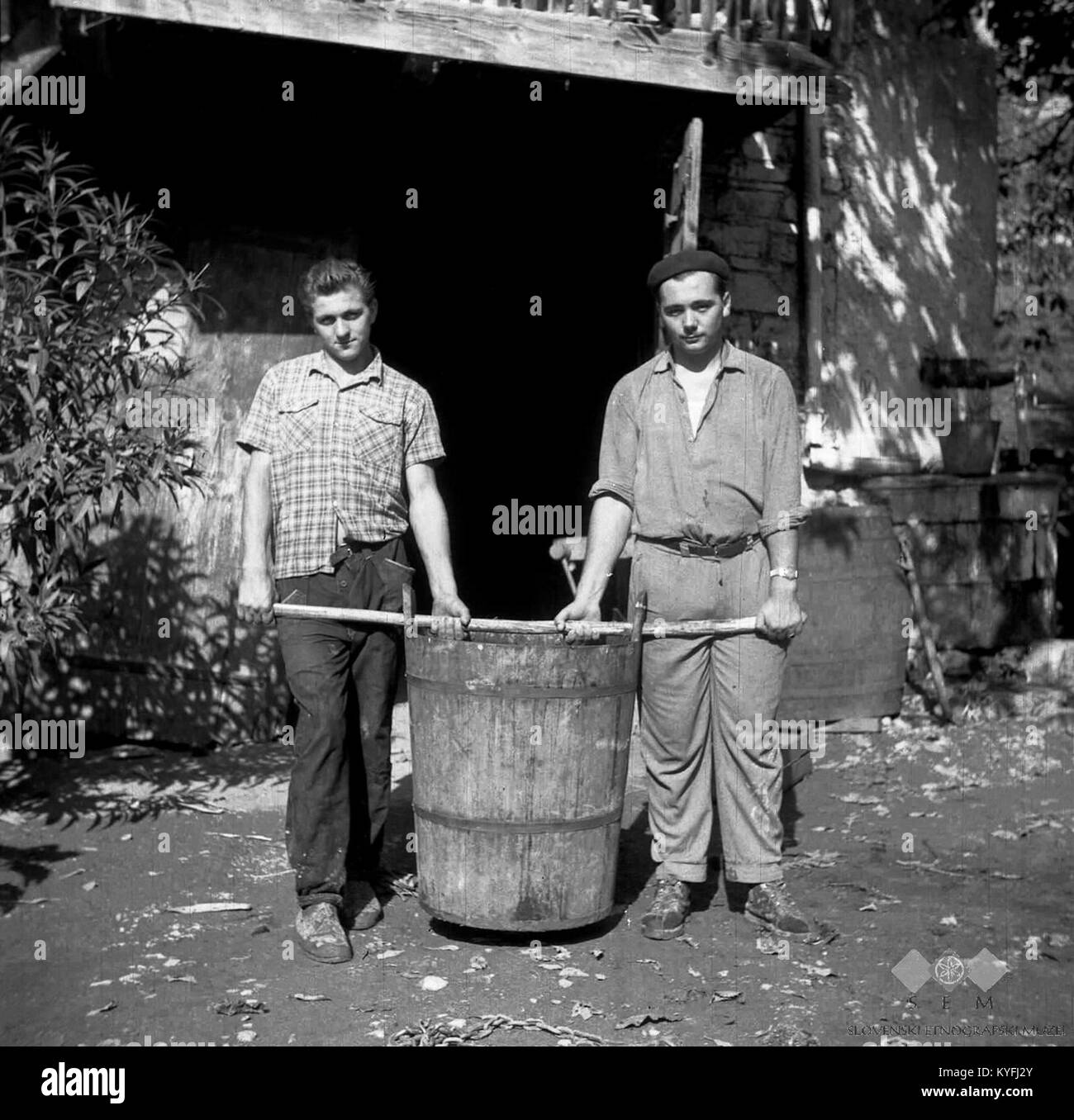 V' 'vrni nosijo mošt v Klet, Slap 1958 Stockfoto