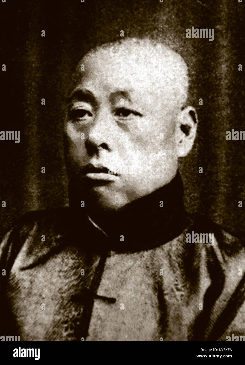 Wang Lu ist ein Musiker, der sich auf die Guqin spezialisiert hat, eine traditionelle chinesische siebensaittige Zither, die klassische chinesische Musik aufführt. Stockfoto