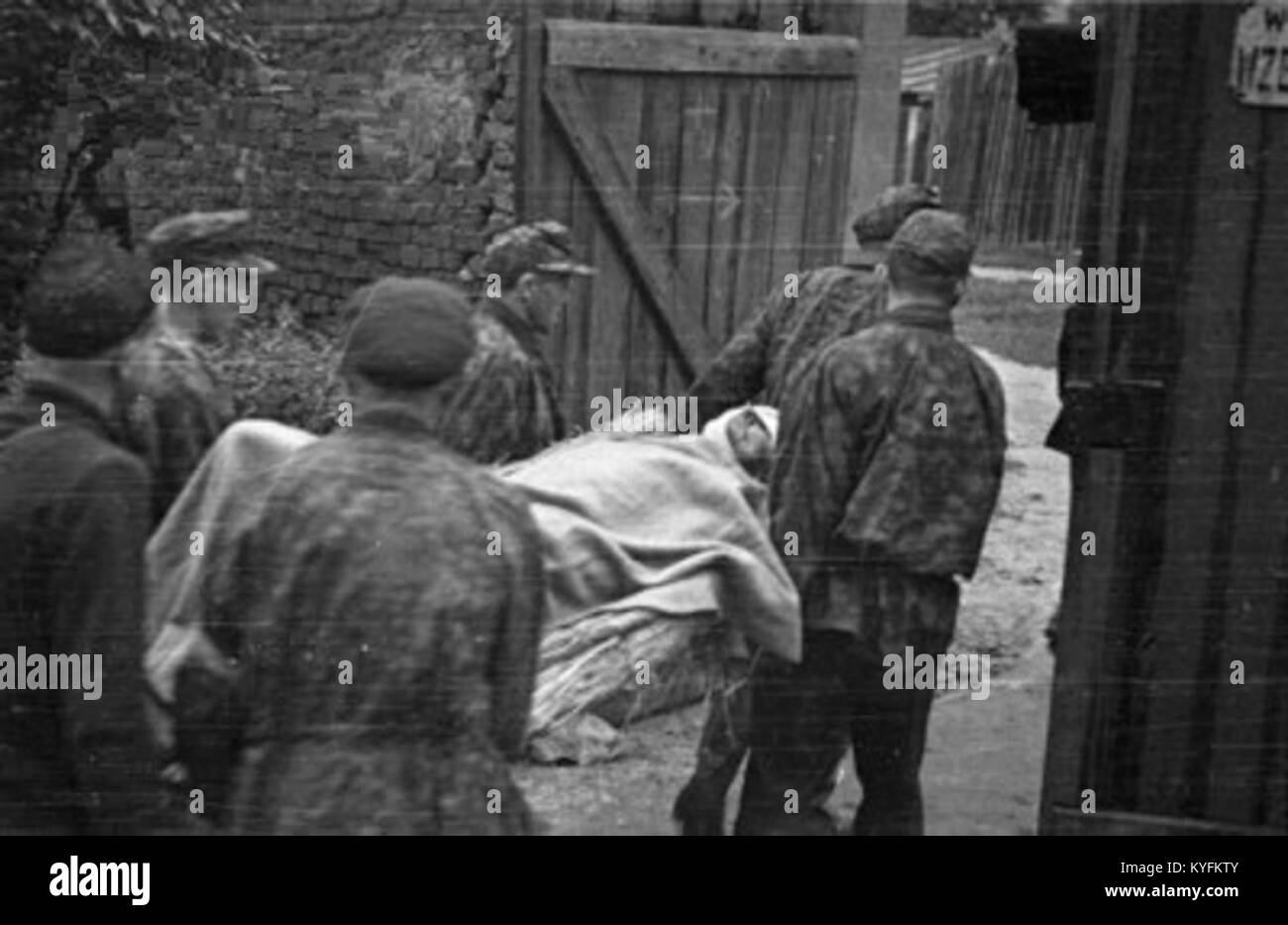 Ein Foto von 1944, das die Evakuierung verwundeter Soldaten der polnischen Widerstandsgruppe Pięść während des Warschauer Aufstandes gegen die deutsche Besatzung im Zweiten Weltkrieg zeigt Stockfoto