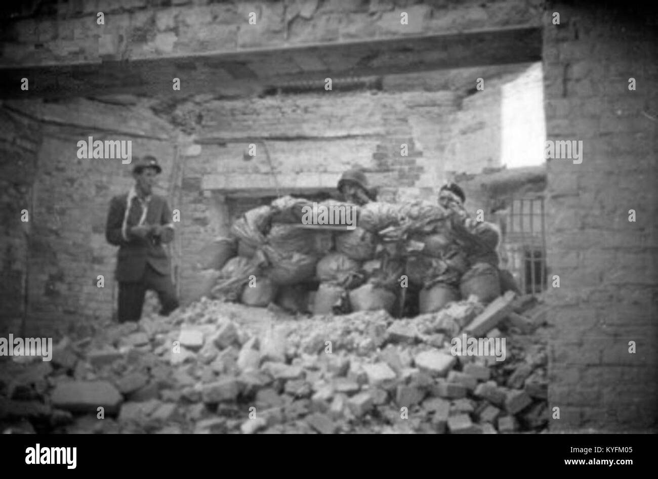Diese Fotografie von Haneman zeigt Aufständische auf der Królewska-Straße während des Warschauer Aufstandes, mit dem Sächsischen Garten im Hintergrund, datiert um den 17. August 1944. Stockfoto