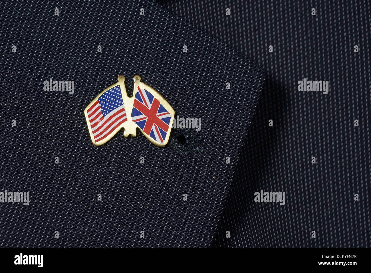 Großbritannien und USA-Flagge Ehrennadel Abzeichen auf einem schwarzen Blazer Stockfoto