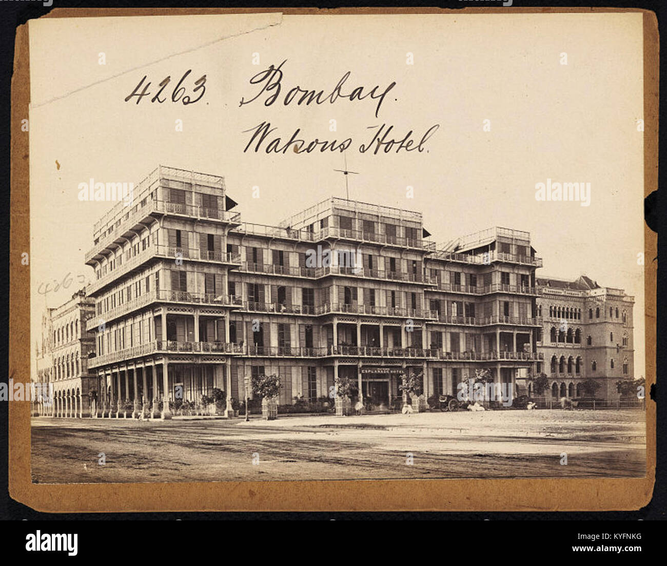Dieses Bild zeigt das Watson's Hotel in Bombay während des 19. Jahrhunderts und zeigt den architektonischen Stil und die historische Bedeutung des Gebäudes. Stockfoto