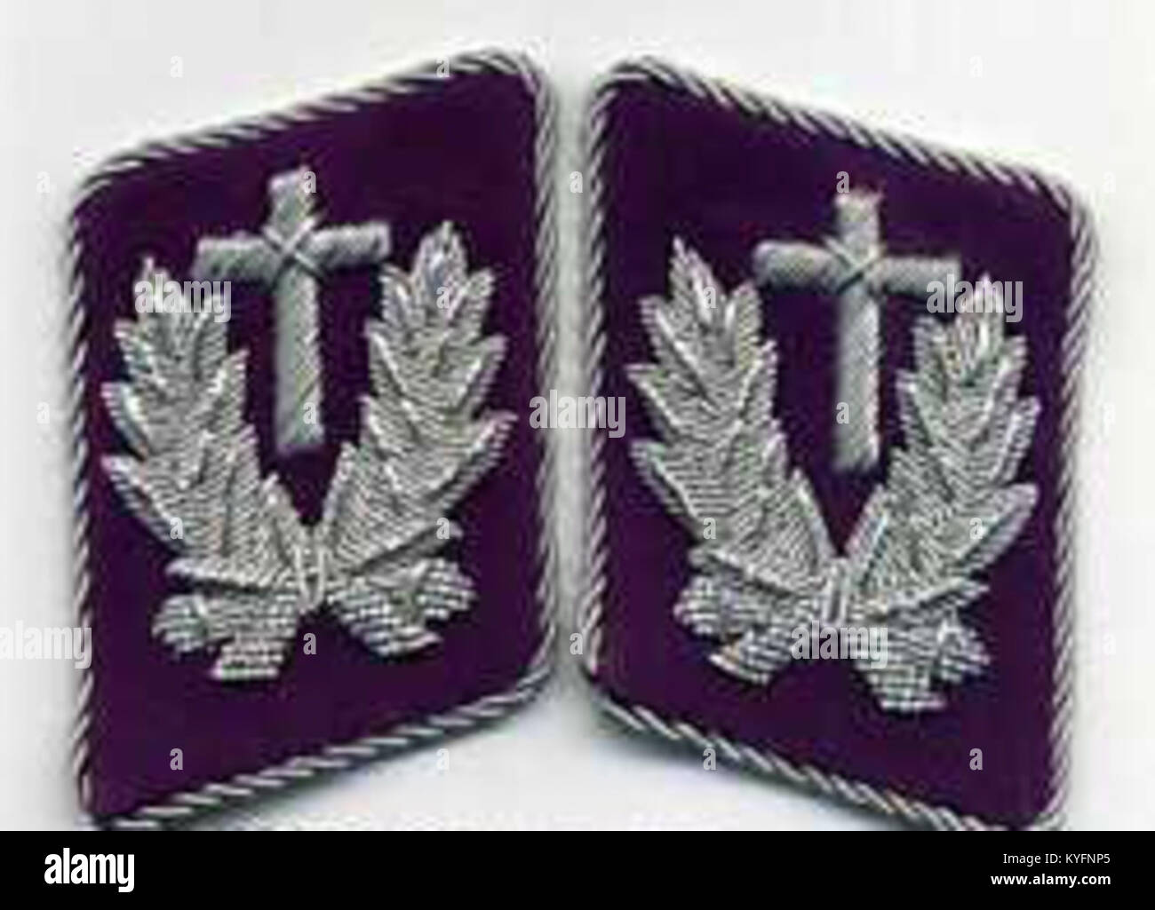 Das Kragenabzeichen steht für den Rang eines Militärkaplans der Luftwaffe in der Wehrmacht im Jahre 1945 und veranschaulicht die Klerus-Rollen in der Bundeswehr während des Zweiten Weltkriegs Stockfoto