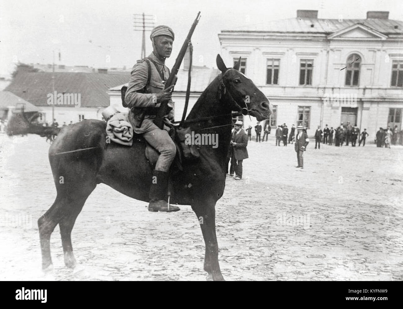Das Bild zeigt den Eintritt der ersten Kaderkompanie in Kielce im Jahr 1914, wo Militärpersonal und historische Kriegsaktivitäten in Polen gezeigt werden. Stockfoto