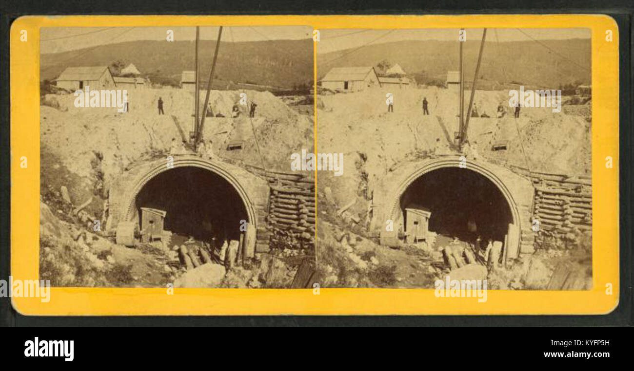 Diese Fotografie aus dem 19. Jahrhundert von Ward H. D. zeigt einen Backsteinbogen am westlichen Ende eines Gebäudes und veranschaulicht architektonischen Entwurf, Bautechniken und historische strukturelle Elemente. Stockfoto