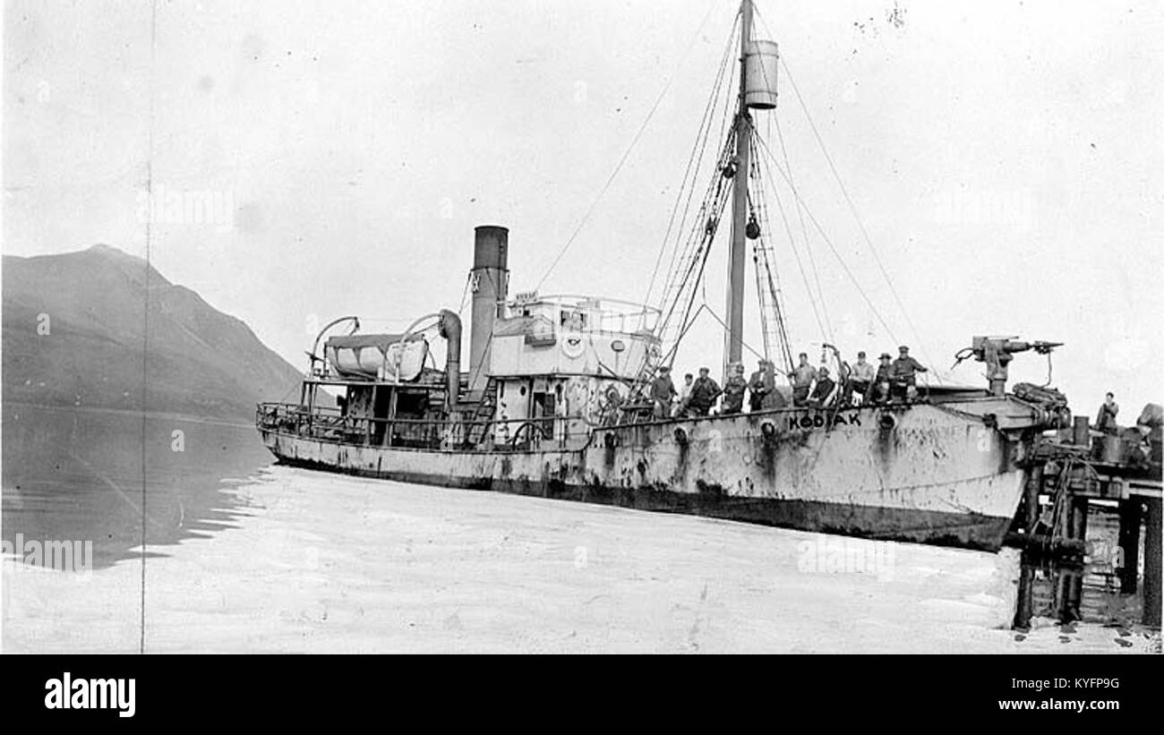 Der Walfangdampfer „Kodiak“ auf diesem Foto zeigt die Besatzung an Bord ihres Schiffes in den Gewässern Alaskas, die Teil der amerikanischen Walfangindustrie des frühen 20. Jahrhunderts sind. Stockfoto