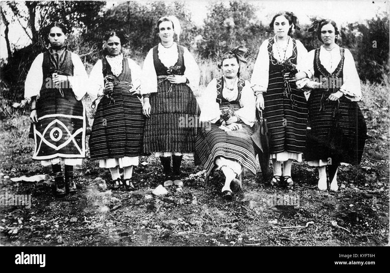 Frauen aus Ovče Pol in Trachten Stockfoto