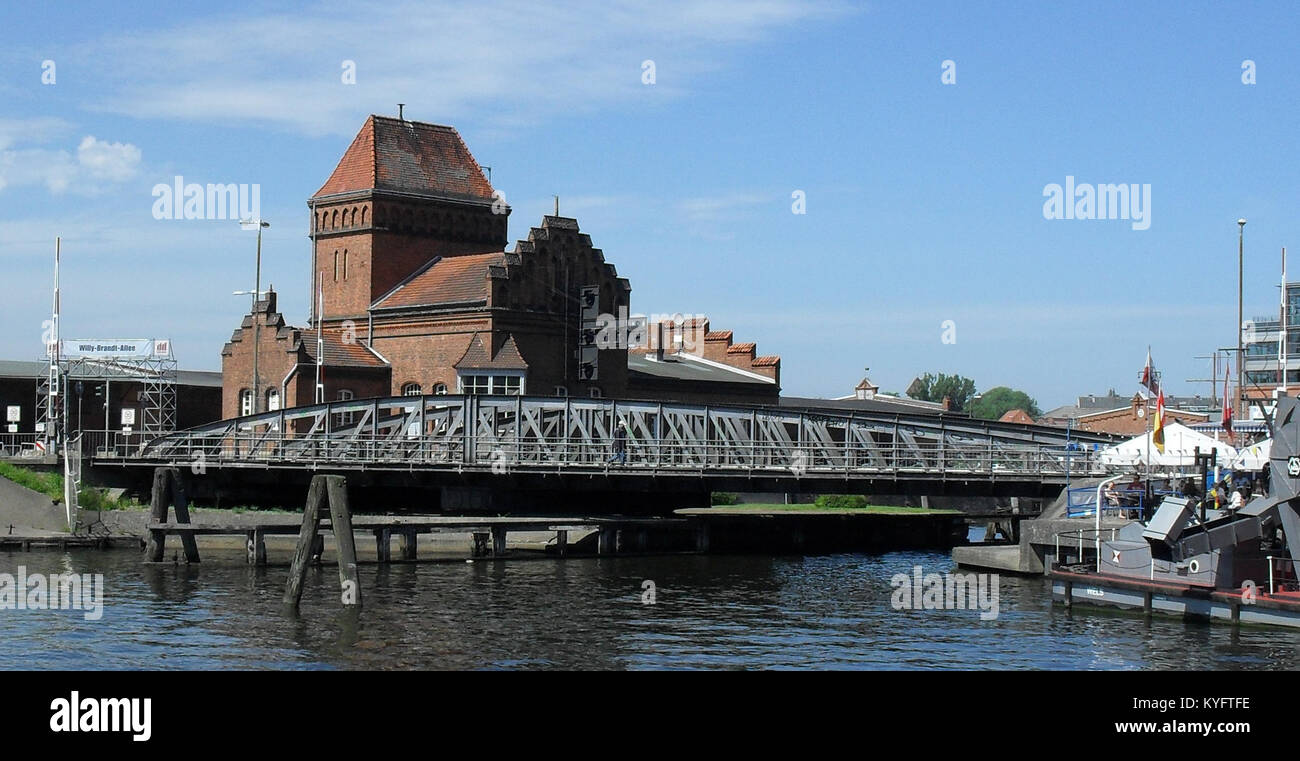 Die Drehbrücke in Lübeck ist eine historische Drehbrücke, die die Innenstadt mit dem Stadtteil St. Lorenz verbindet. Das 1892 erbaute Gebäude ist ein technisches Wahrzeichen in der Infrastruktur der Stadt. Stockfoto