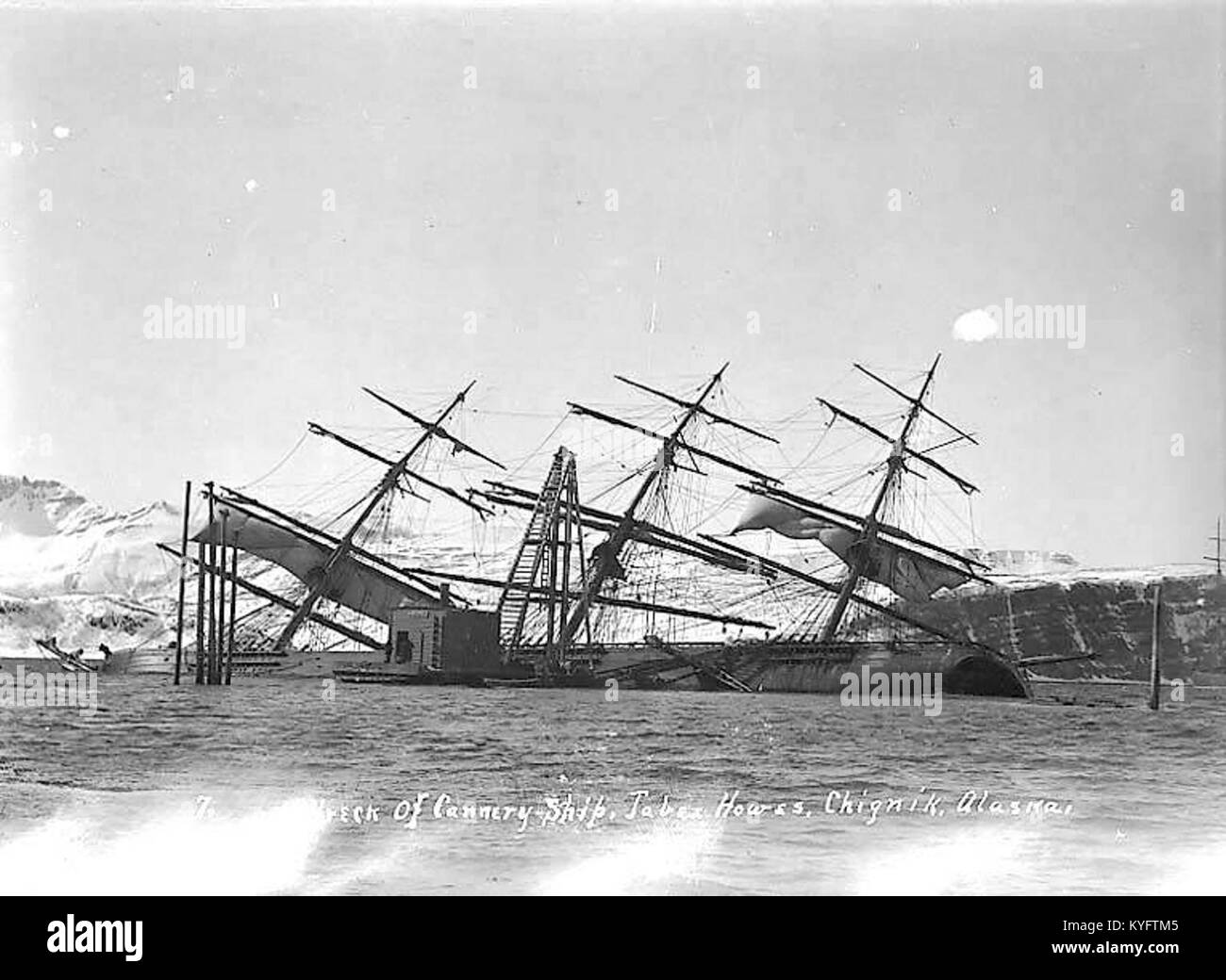 Foto des Lachskonservenschiffs Jabez Howes, der 1911 in der Nähe von Chignik abbrach und das Schiff, die Ladung und die Küstenlage zeigt. Stockfoto