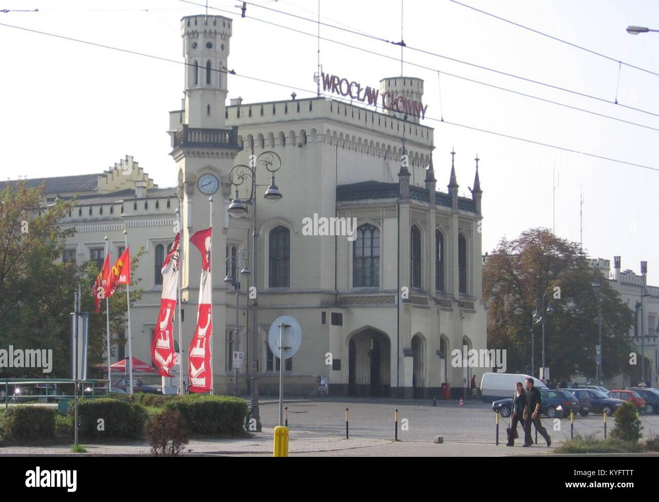 Foto von Dworzec Breslau Glówny, dem Hauptbahnhof in Wrocław, veranschaulicht die Architektur und Verkehrsgeschichte der Stadt. Stockfoto