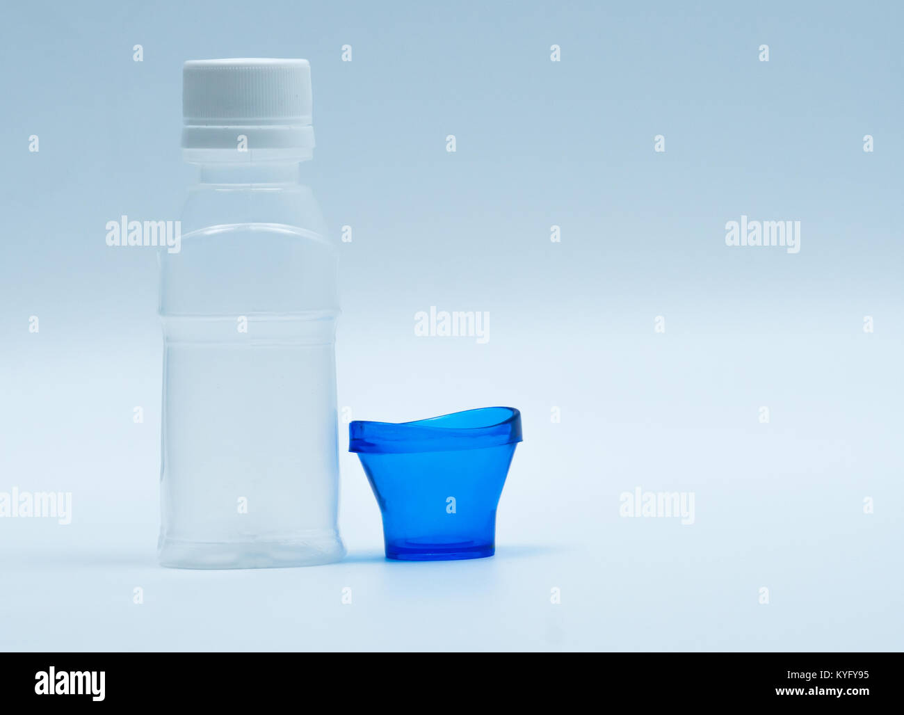 Sterile eye Lotion aus weißem Kunststoff Flasche mit blauem eyebath und kopieren Sie Raum und leeres Etikett. Auge waschen nach Kontakt Umwelt verschmutzung Stockfoto