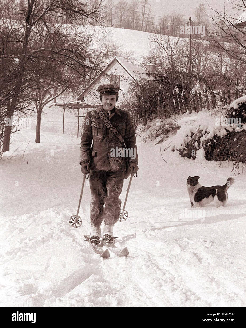Ein Foto vom 14. Januar 1960, das einen Postboten zeigt, der in der schneebedeckten Umgebung von Maribor, Slowenien, Postsendungen auf Skiern liefert. Stockfoto