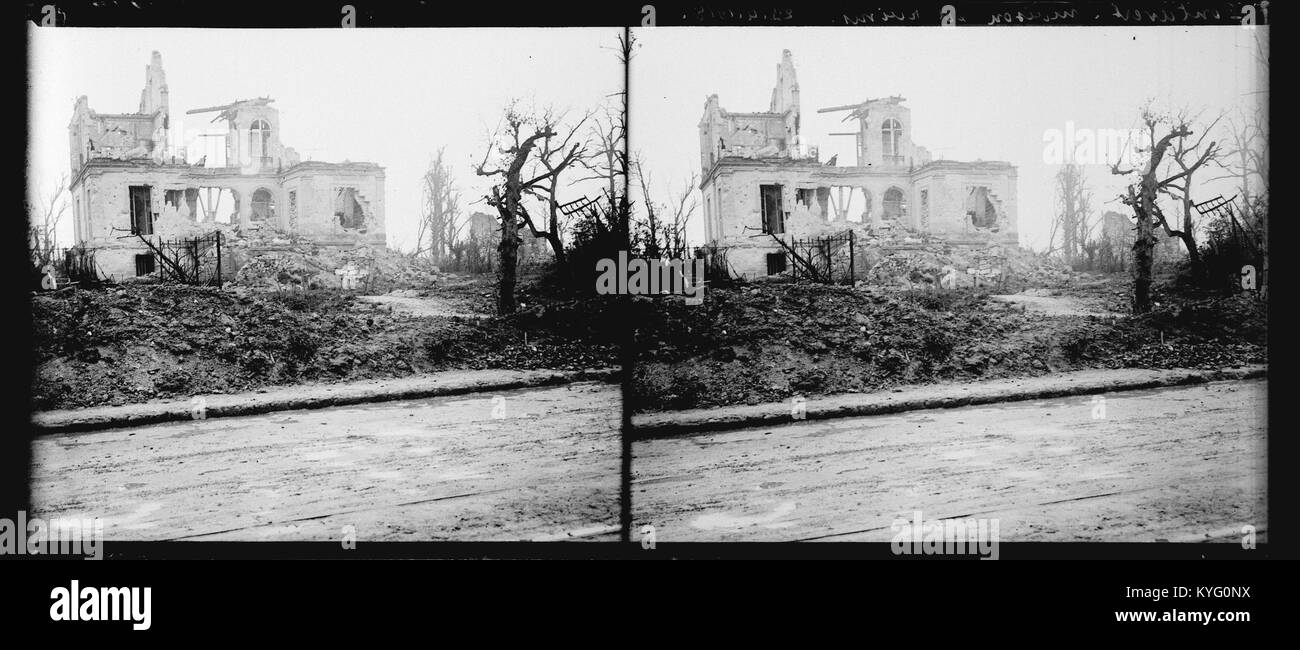 Dieses Foto aus dem Jahr 1918 zeigt eine Ruine in Pontavert, Frankreich, die die Zerstörung und die Auswirkungen des Ersten Weltkriegs auf lokale Gebäude veranschaulicht Stockfoto