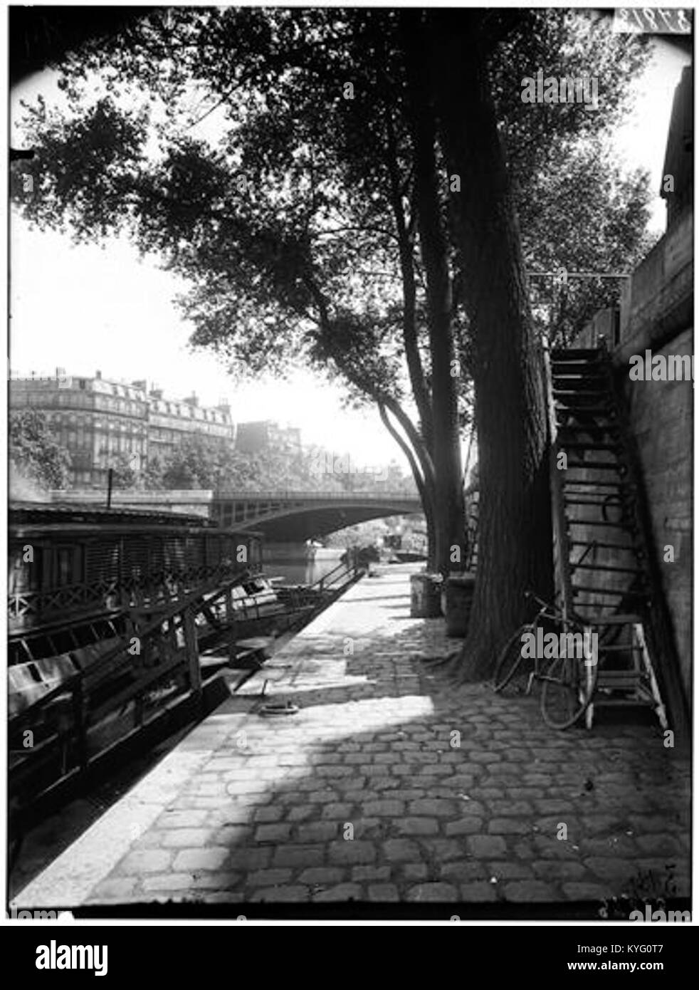 Dieses historische Foto zeigt die Pont Sully in Paris, vom Kai aus gesehen. Die ikonische Brücke, bekannt für ihre architektonische Eleganz, überspannt die seine im 4. Arrondissement von Paris. Stockfoto