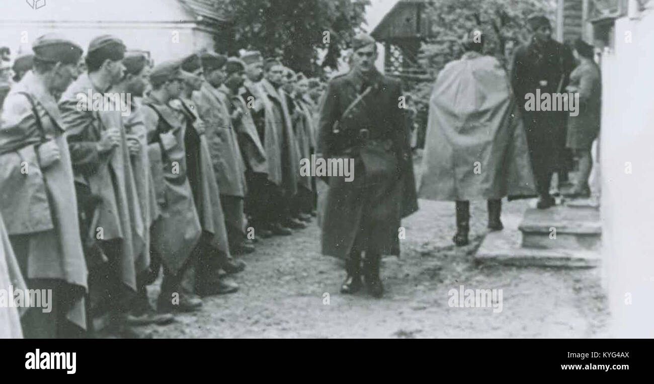 Ein historisches Foto, das Mitglieder der Tomšič-Brigade vor dem Kommandeur Petrom Stantet der Vierten Operationszone zeigt, zeigt die jugoslawische Militäranlage während des Zweiten Weltkriegs Stockfoto